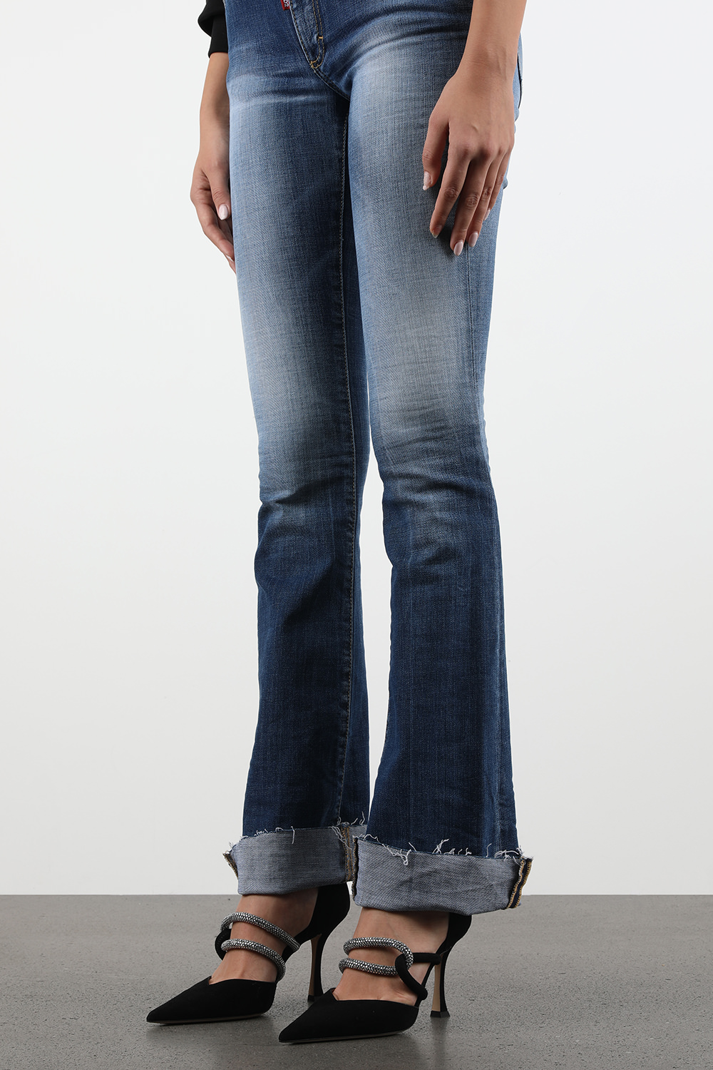 תמונת כל הלוק של נעלי עקב לואי 90 בגוון שחור